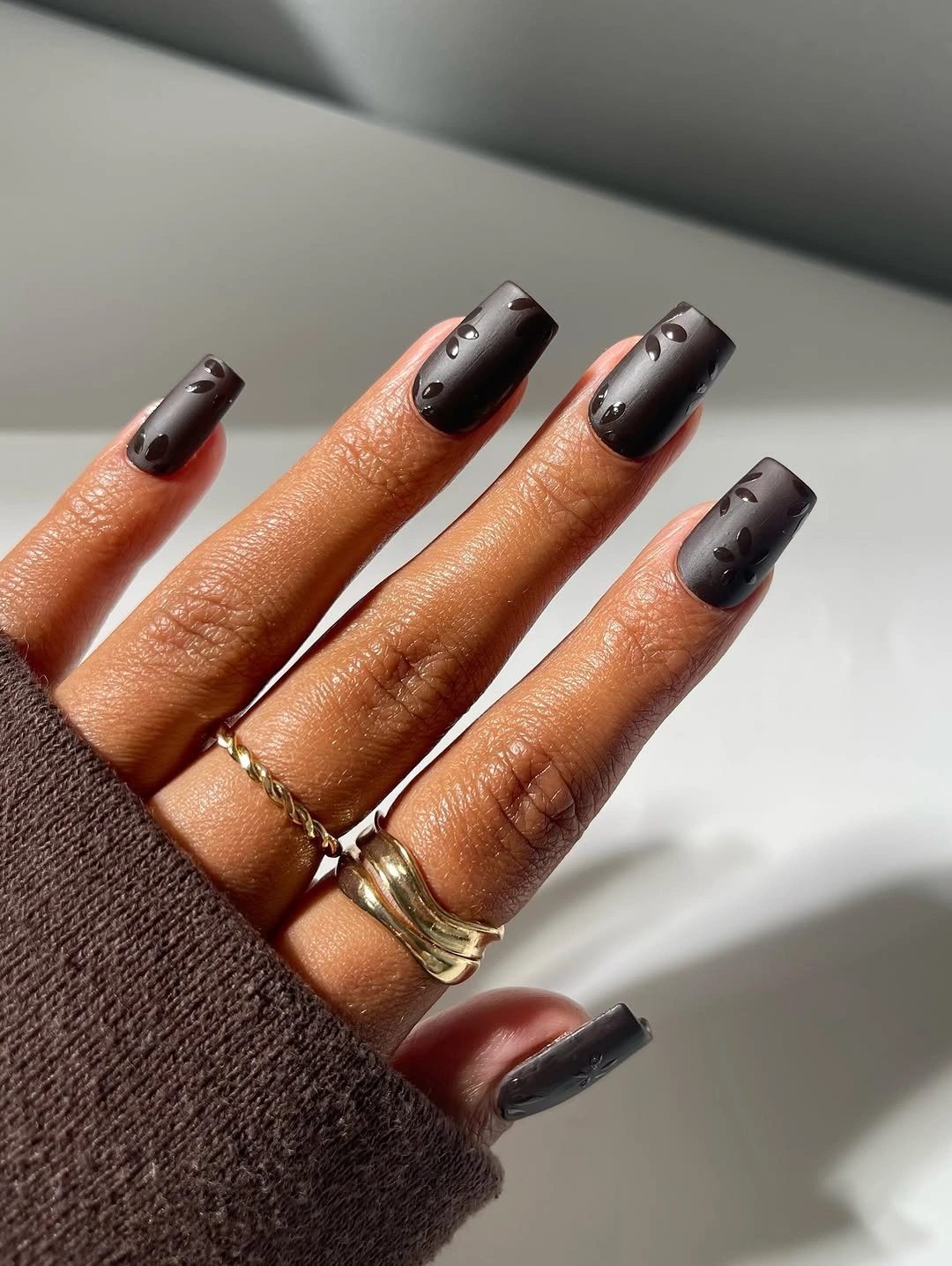 Charcoal short nails with glossy edge dots