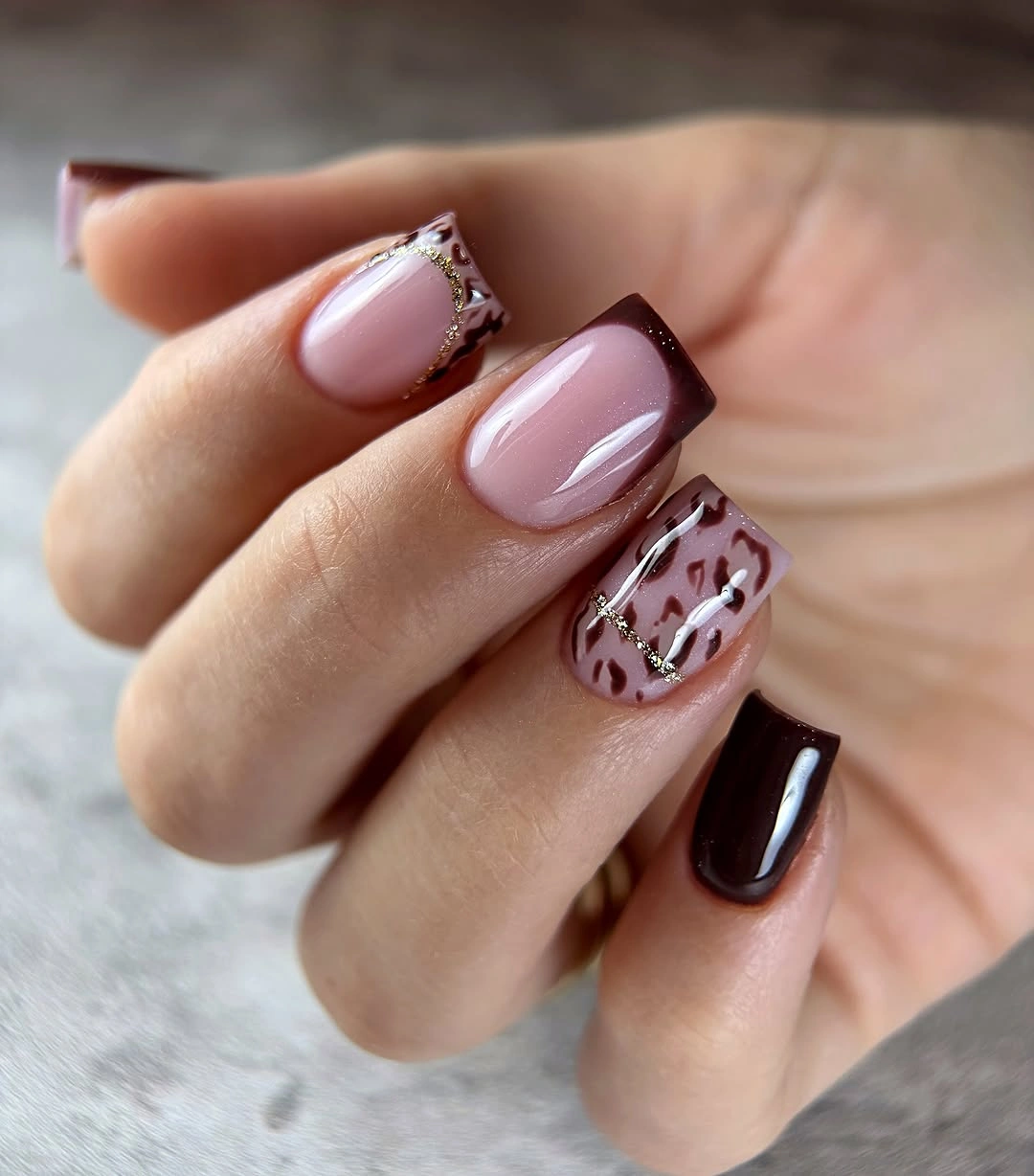 Mauve short nails with dark brown tips