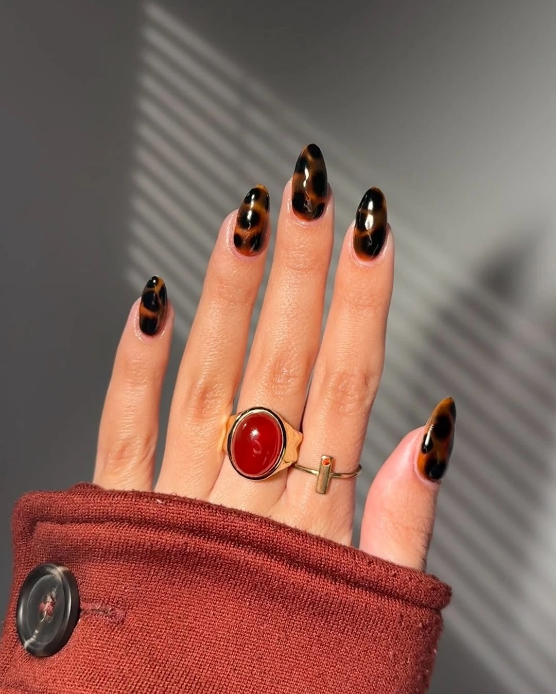 Short almond tortoiseshell nails with amber patches