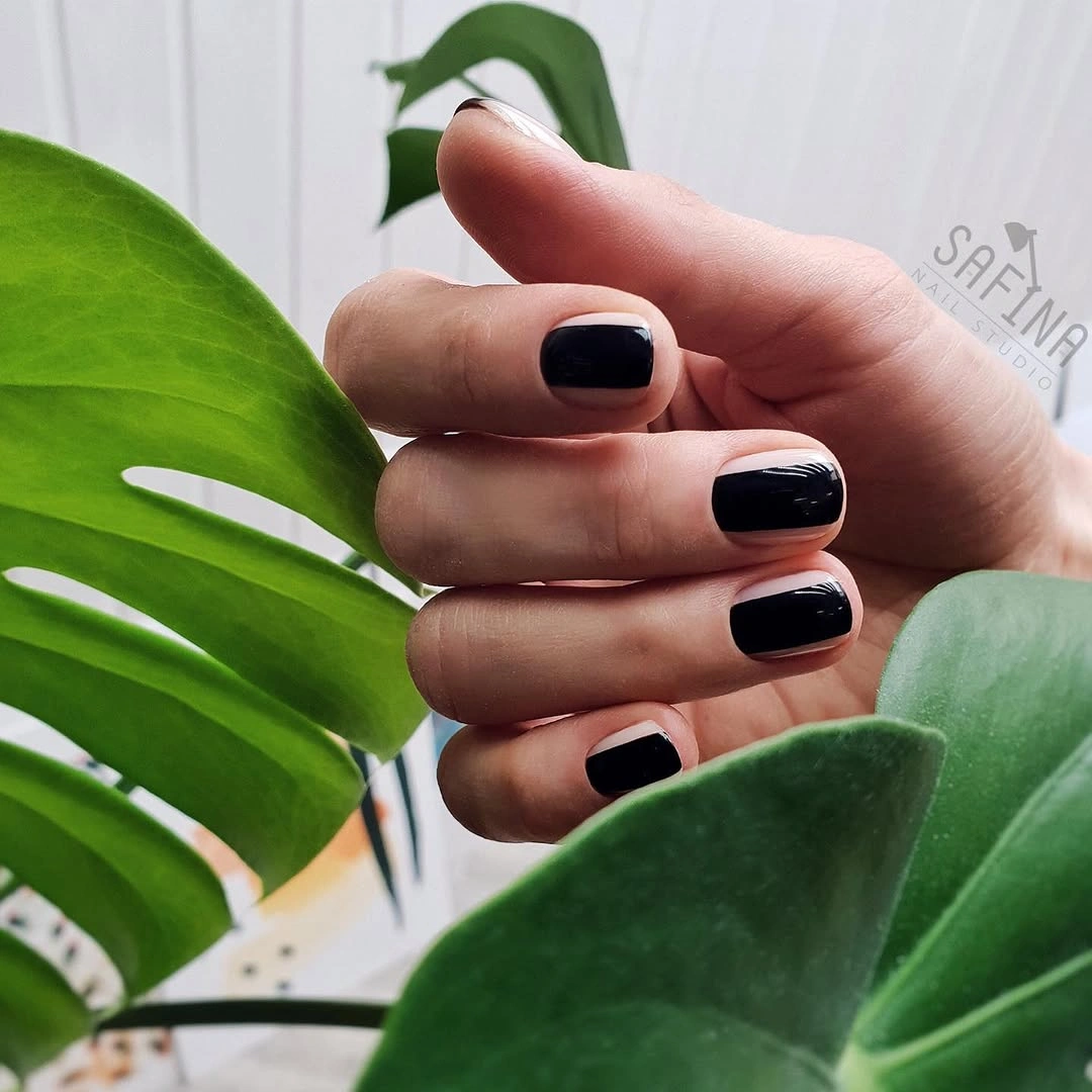 Short rounded square nails in uniform glossy black