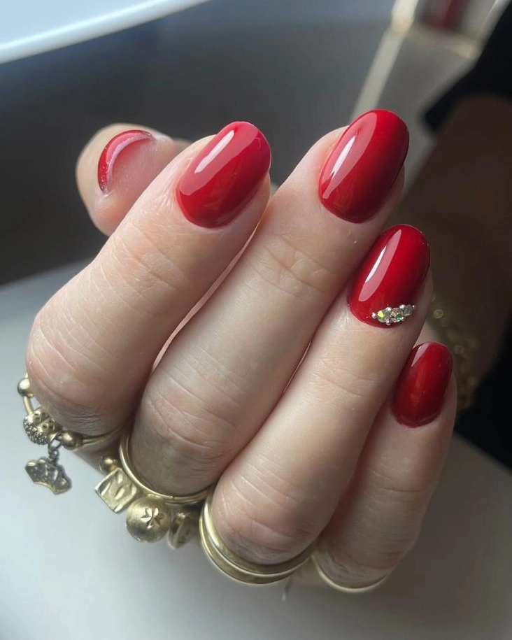red glossy short rounded nails with gold detail