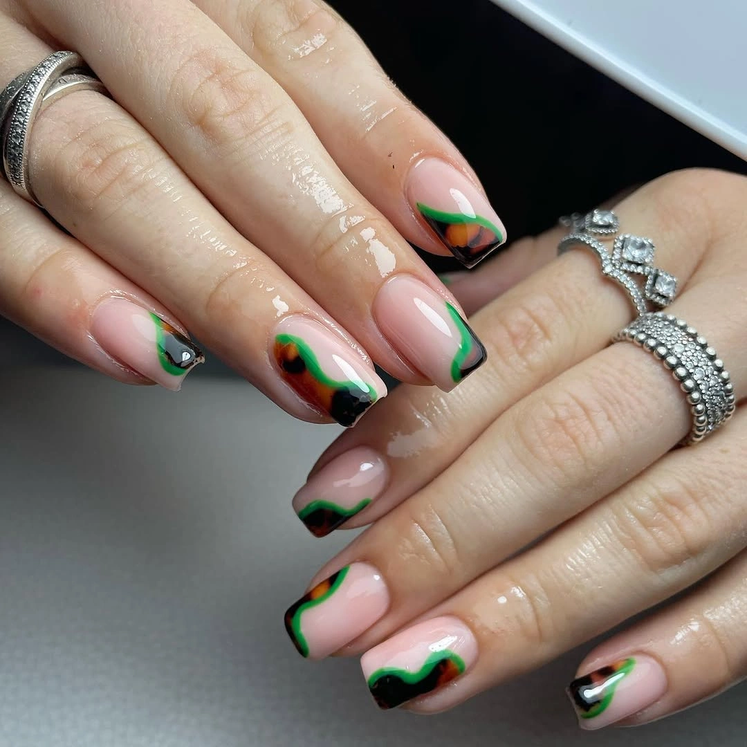 green red black wavy French lines