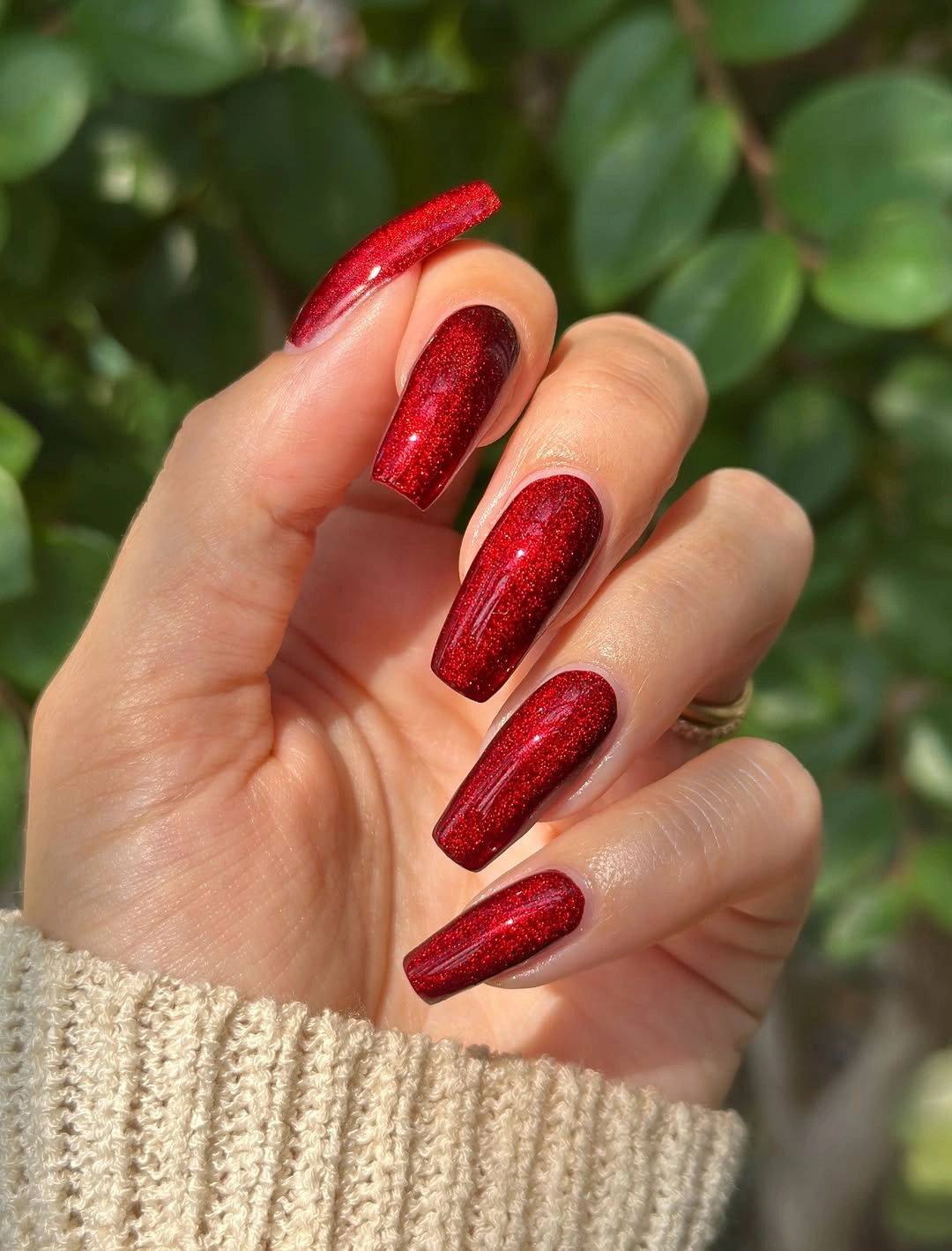 Short coffin nails with fine red glitter