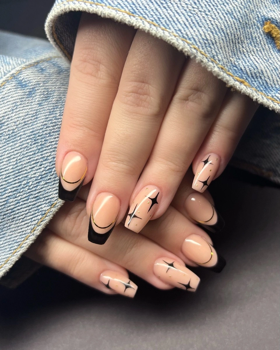 short nude coffin nails with black geometric French edges