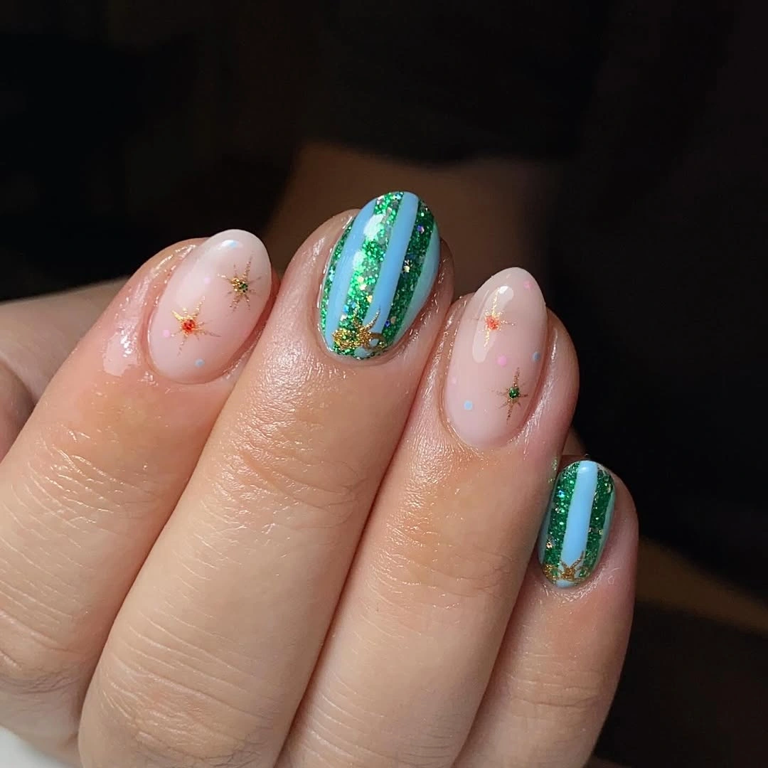 Short nude nails with green glitter vertical stripes