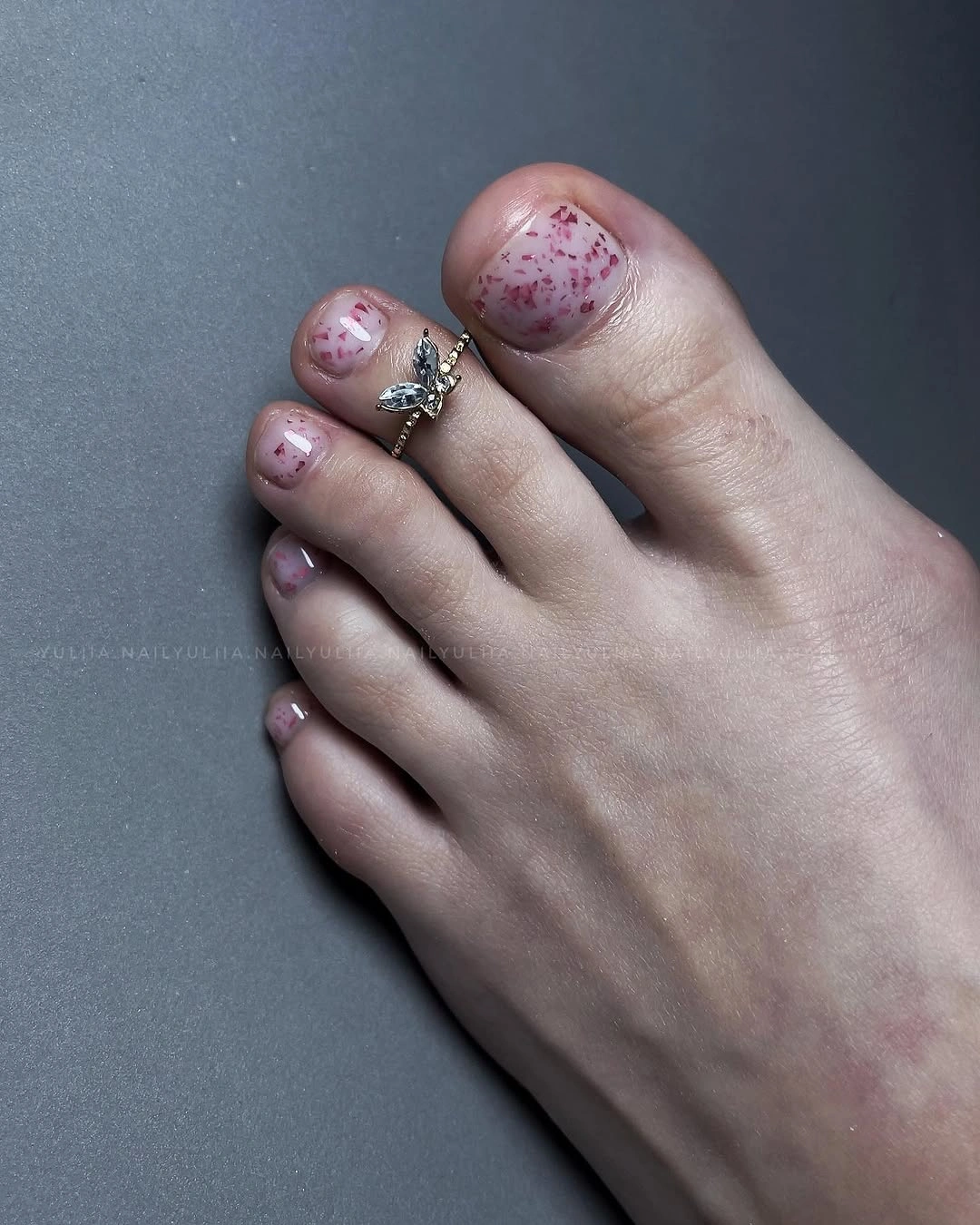 Pale short toenails with blush yellow and pink dotted accents