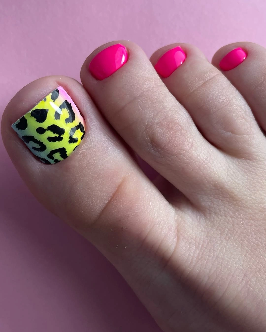 Short blush toenails with scattered berry red speckles and soft shine