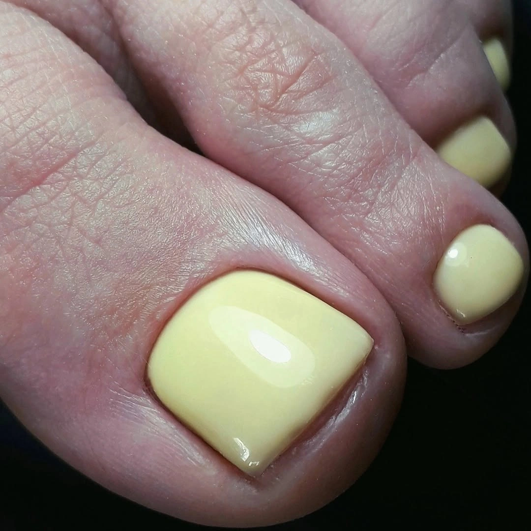 Short pale gray toenails with fine blue gray speckles and glossy finish