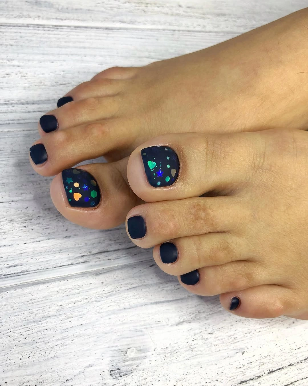 Short lavender toenails with white panels and silver glitter bands