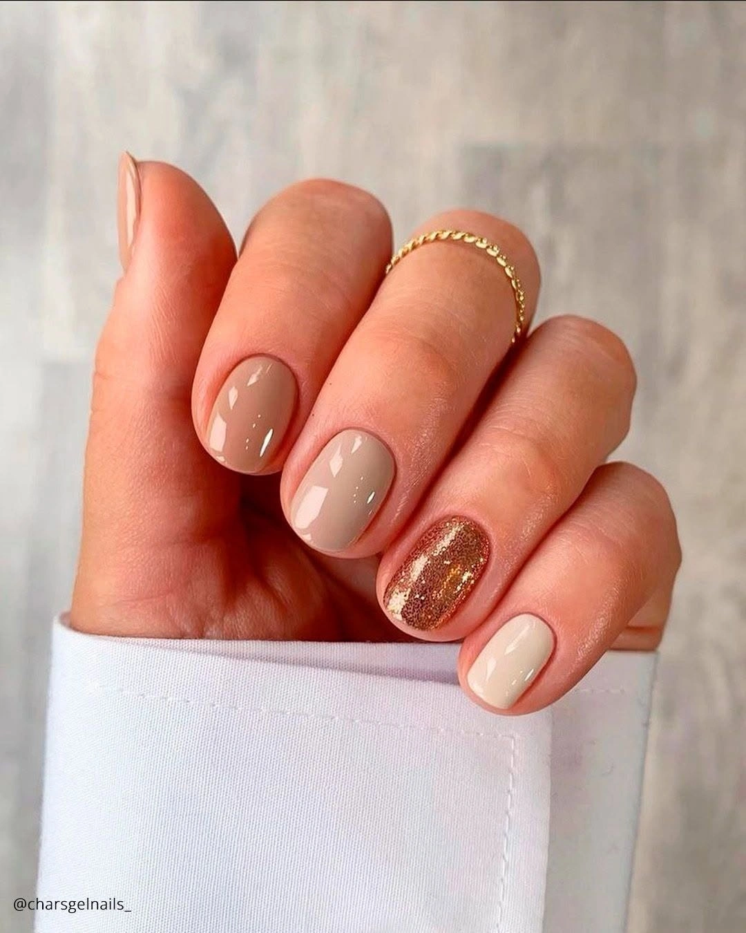 Short peach nude wedding nails with a single gold glitter accent
