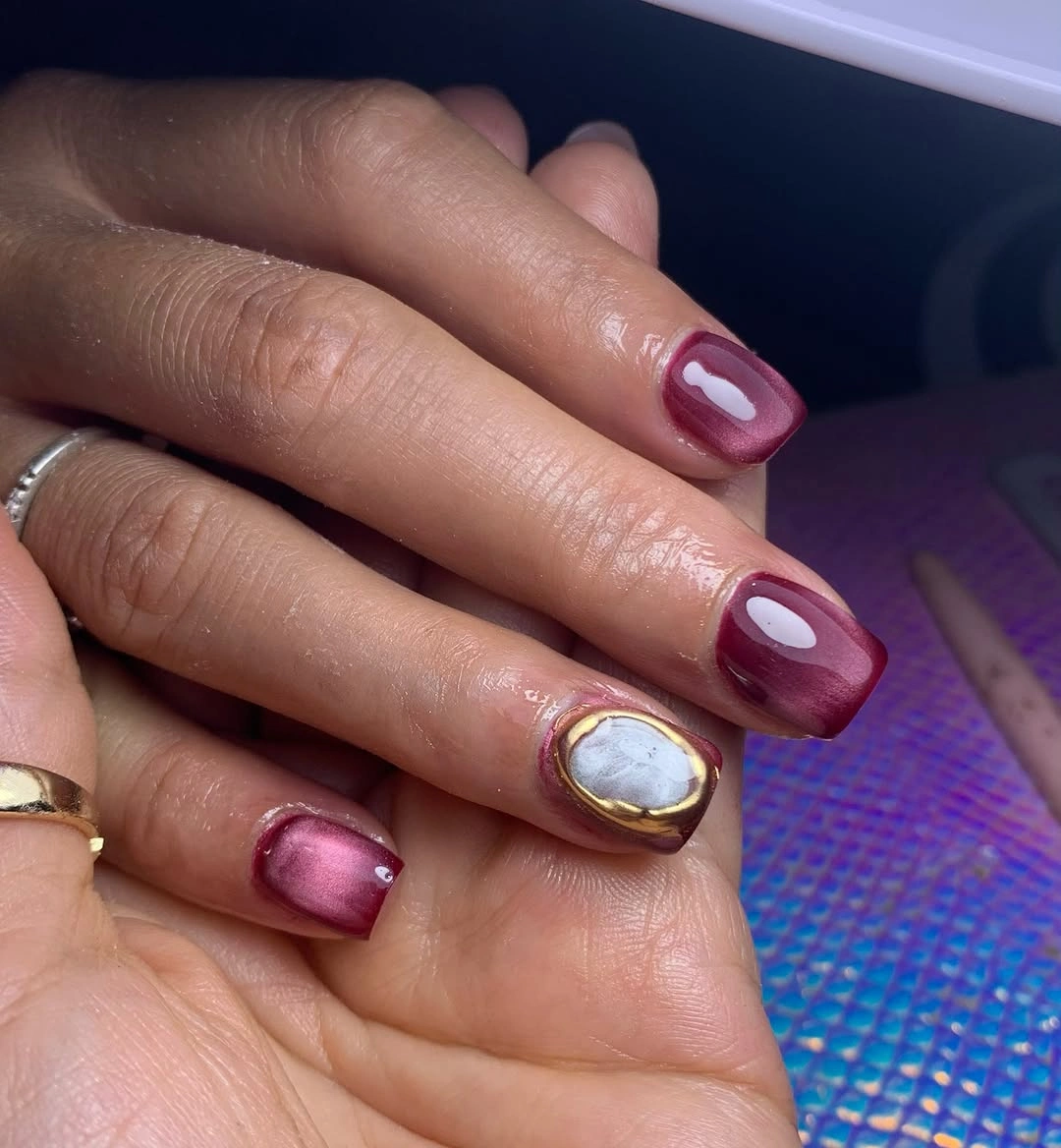 Short wine nails with one pink white abstract accent
