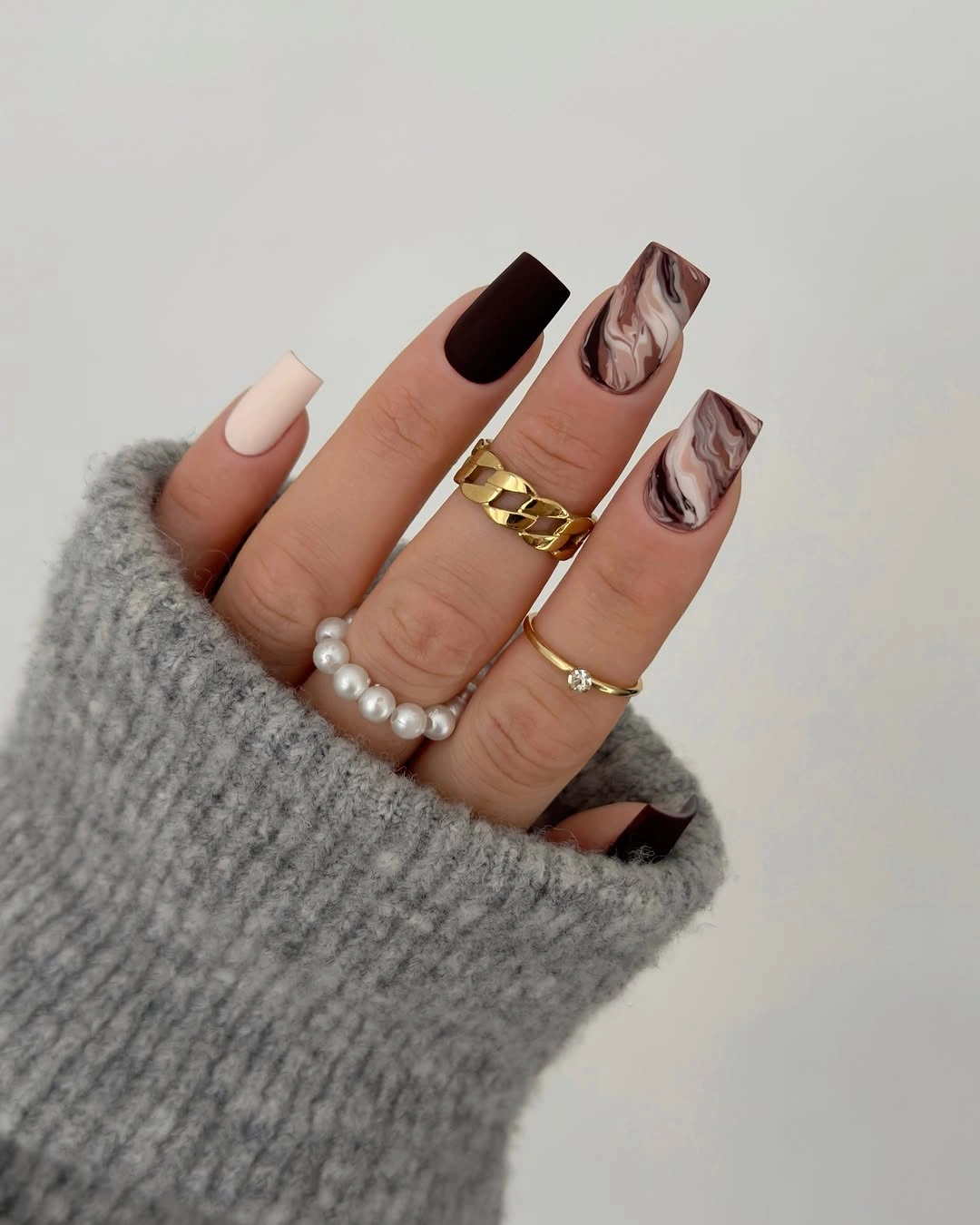 Square nails in chocolate beige and cream with brown marble like veining