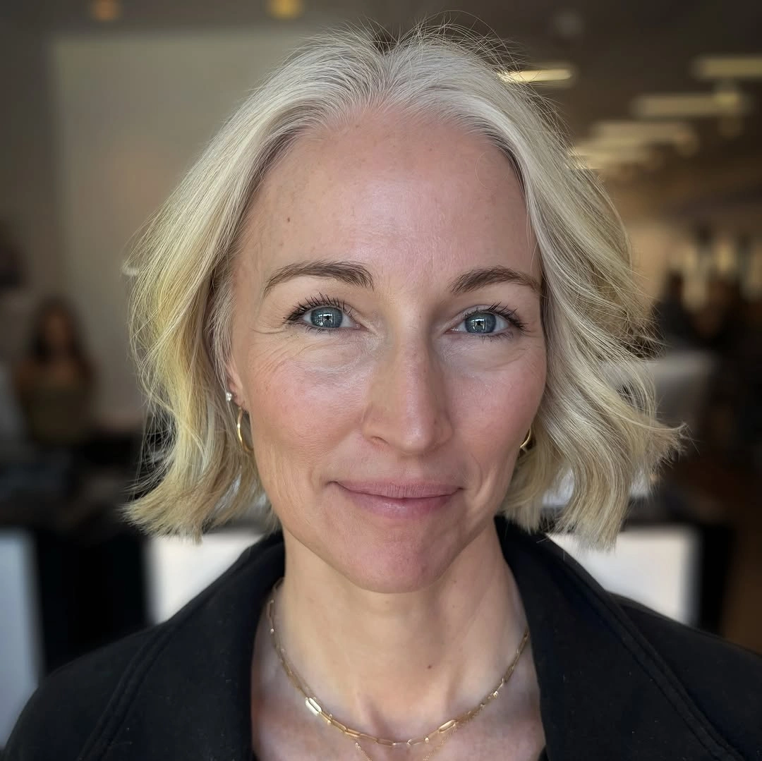 pale blonde bob with airy outward turning ends