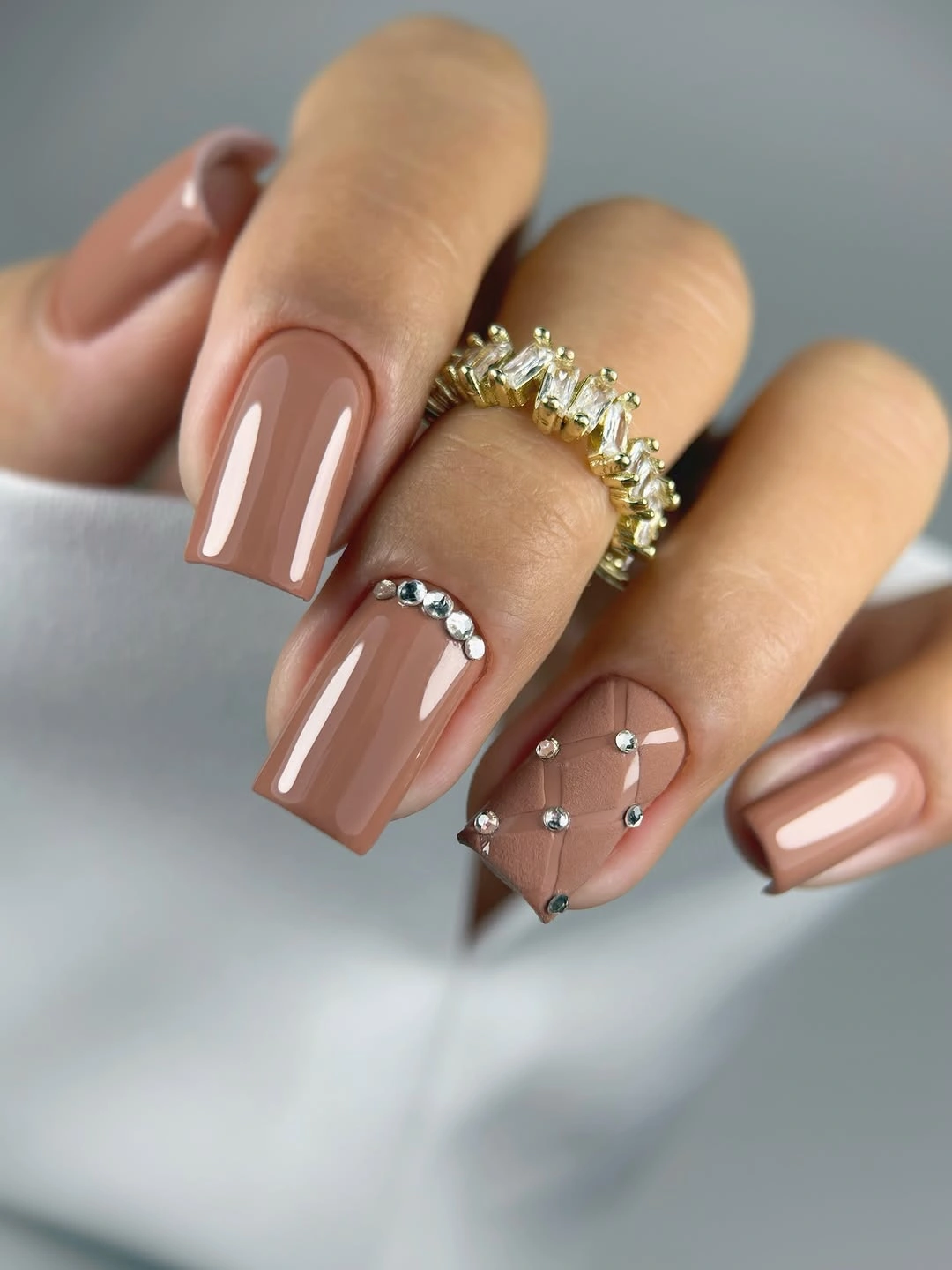 Rosy nude square nails with very fine minimalist pinline accents
