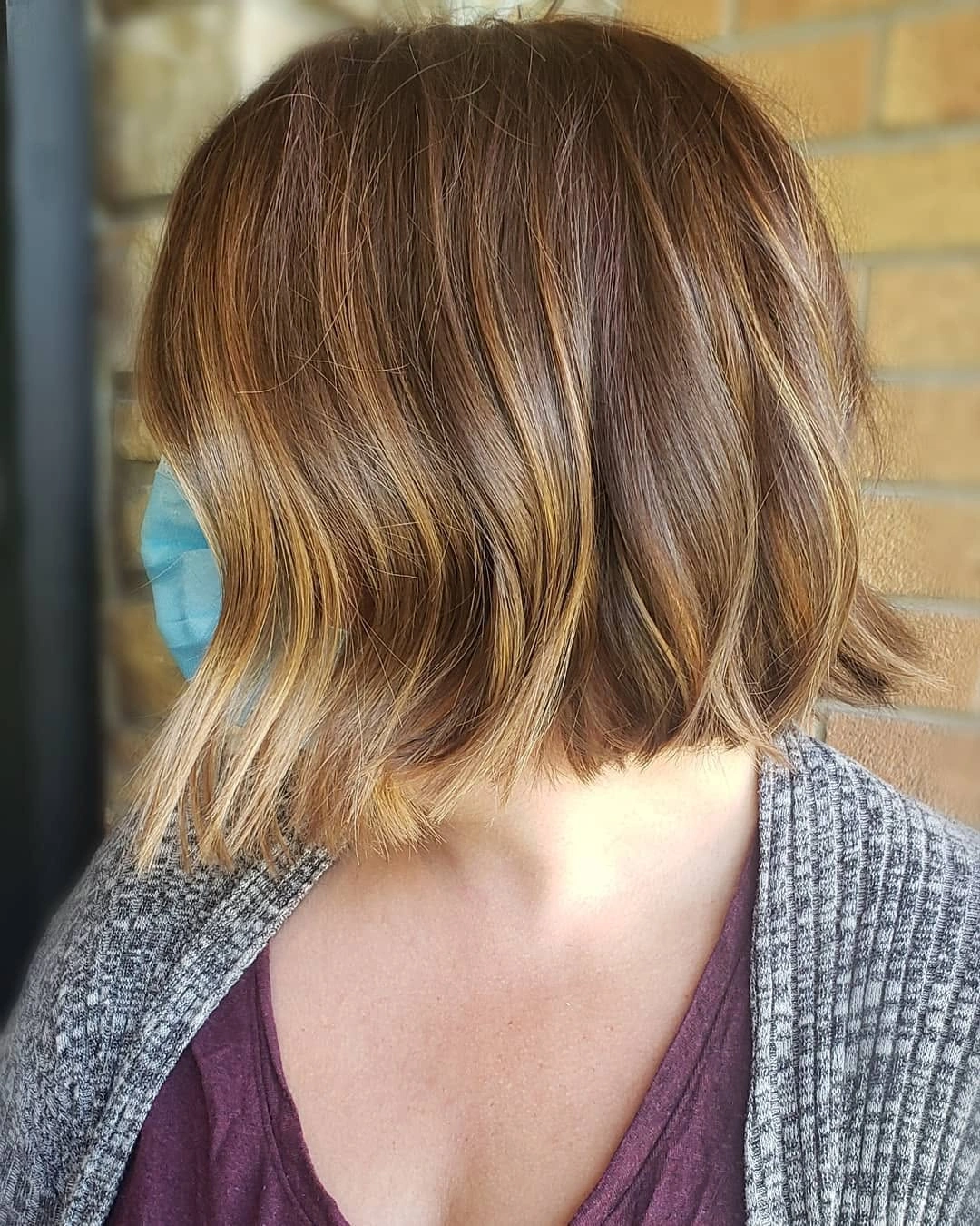 Shoulder-length brown lob with blended beige blonde ribbons and rounded ends