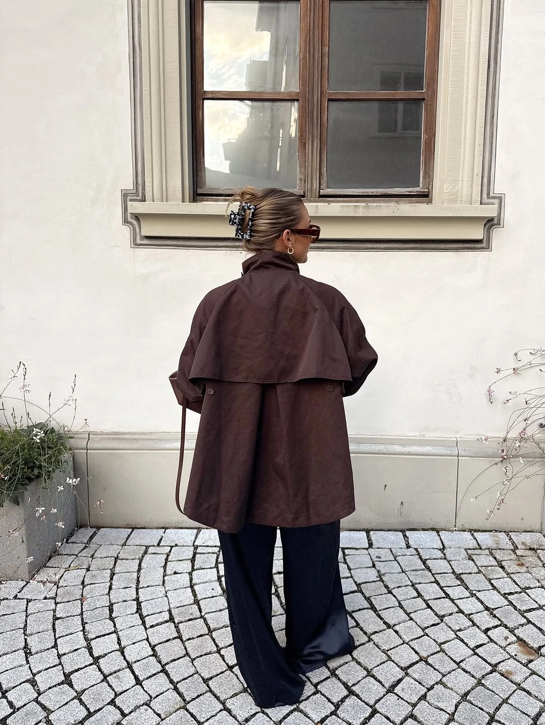 Short brown overshirt with very wide dark trousers