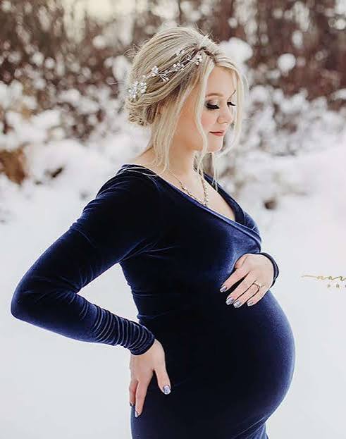 Elegant Navy Velvet Dress for Maternity Photoshoots Elegant Navy Velvet Dress for Maternity Photoshoots — Winter Maternity Outfits