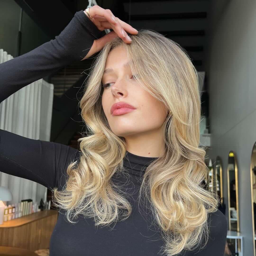 Casual Knitwear Paired with Wavy Blonde Hair Casual Knitwear Paired with Wavy Blonde Hair — Blonde Hair Colour