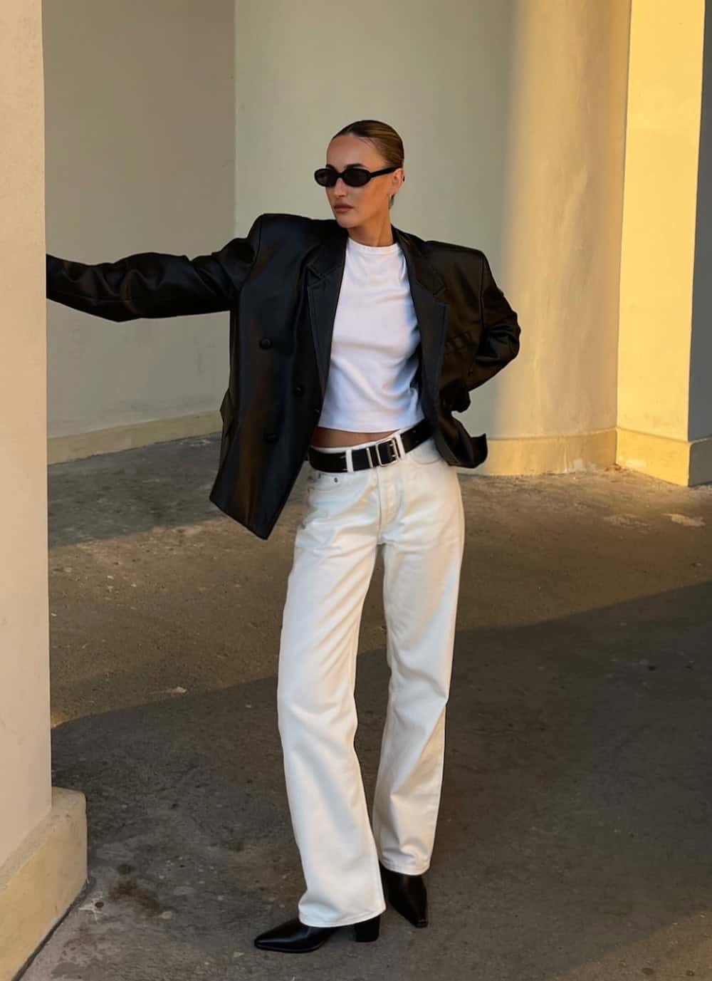 Oversized Black Blazer with Wide-Leg Jeans and Black Chelsea Boots Oversized Black Blazer with Wide-Leg Jeans and Black Chelsea Boots — Chelsea Boots Outfits