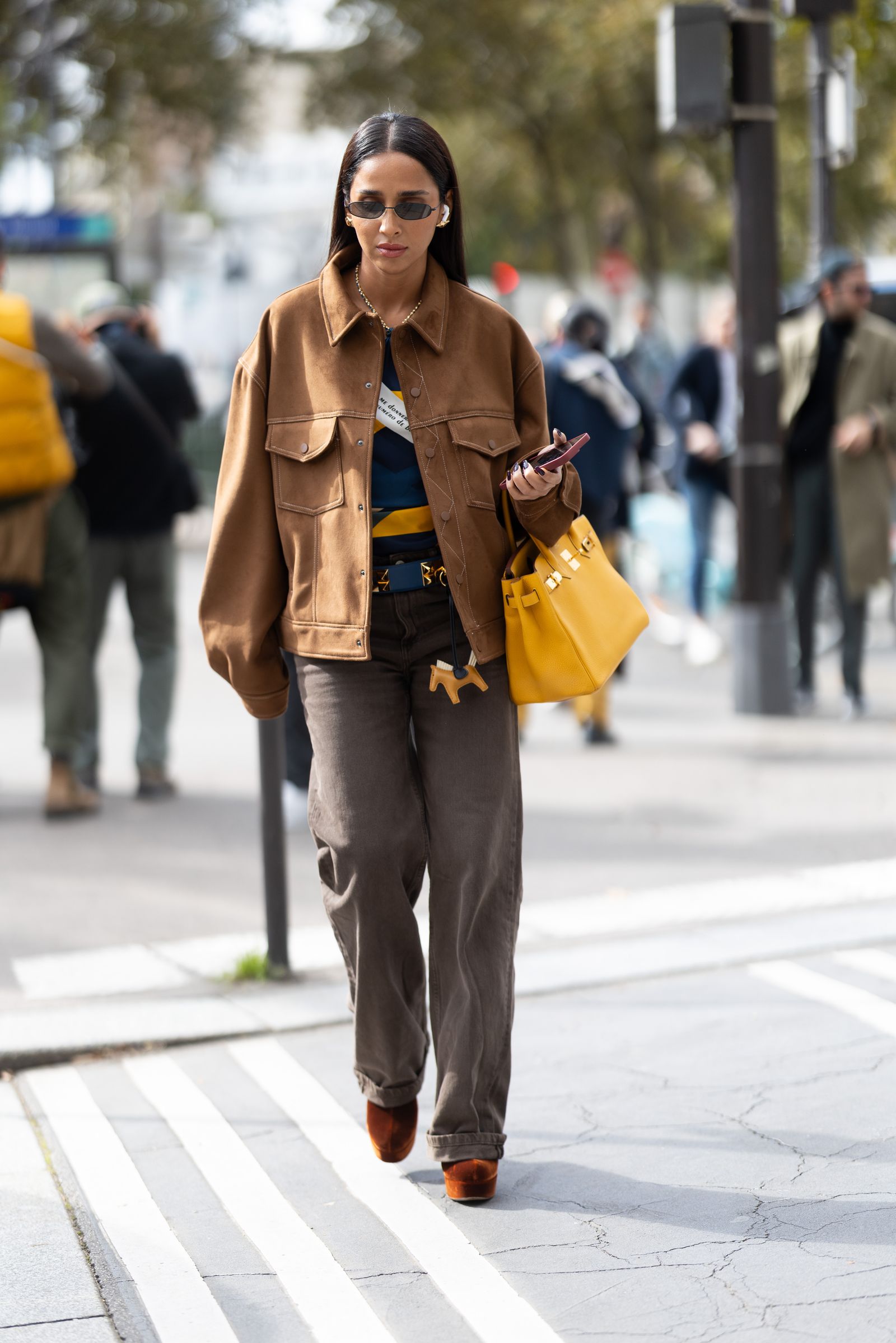 Brown Suede Ankle Boots with Suede Trucker Jacket and Wide-Leg Jeans Brown Suede Ankle Boots with Suede Trucker Jacket and Wide-Leg Jeans — Suede Boots Outfits