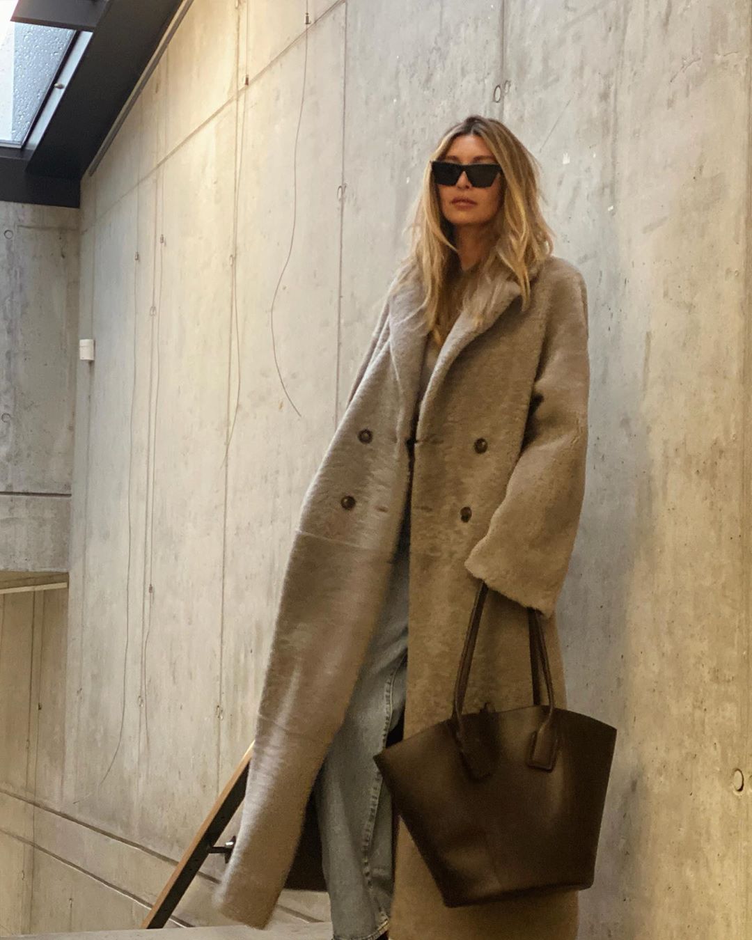 Effortless Beige Teddy Coat with Denim and Tote Effortless Beige Teddy Coat with Denim and Tote — Teddy Coat Outfits
