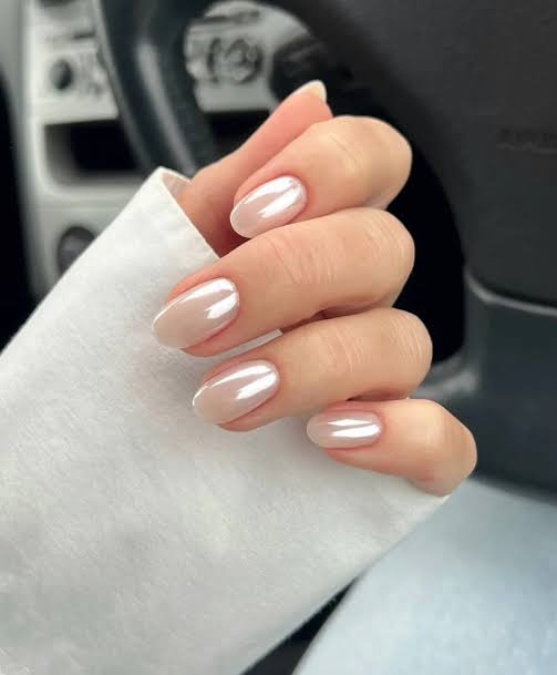 White chrome polish is the prettiest nail trend