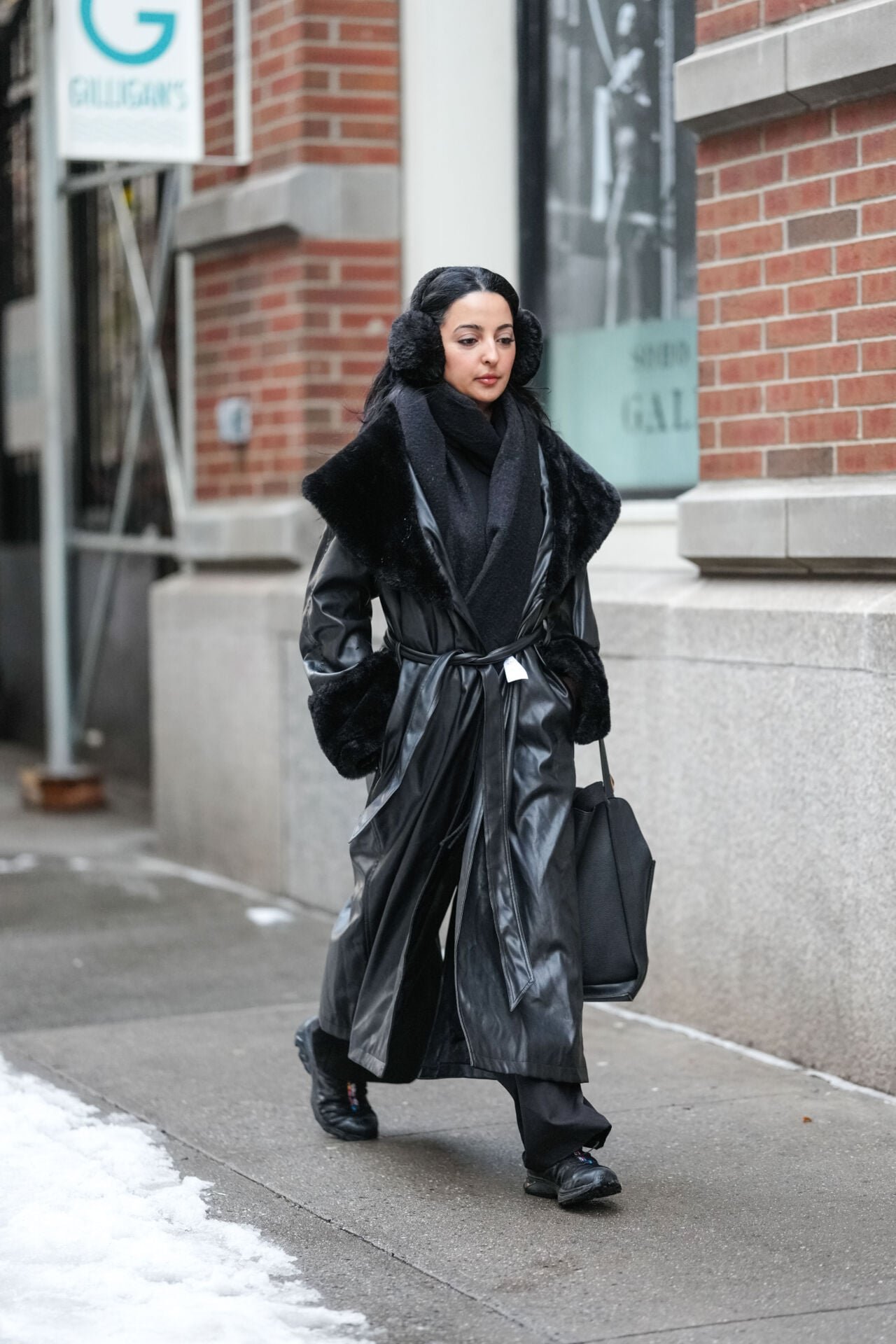 Chic All-Black Ensemble with Faux Fur Earmuffs Chic All-Black Ensemble with Faux Fur Earmuffs — Earmuffs Outfits