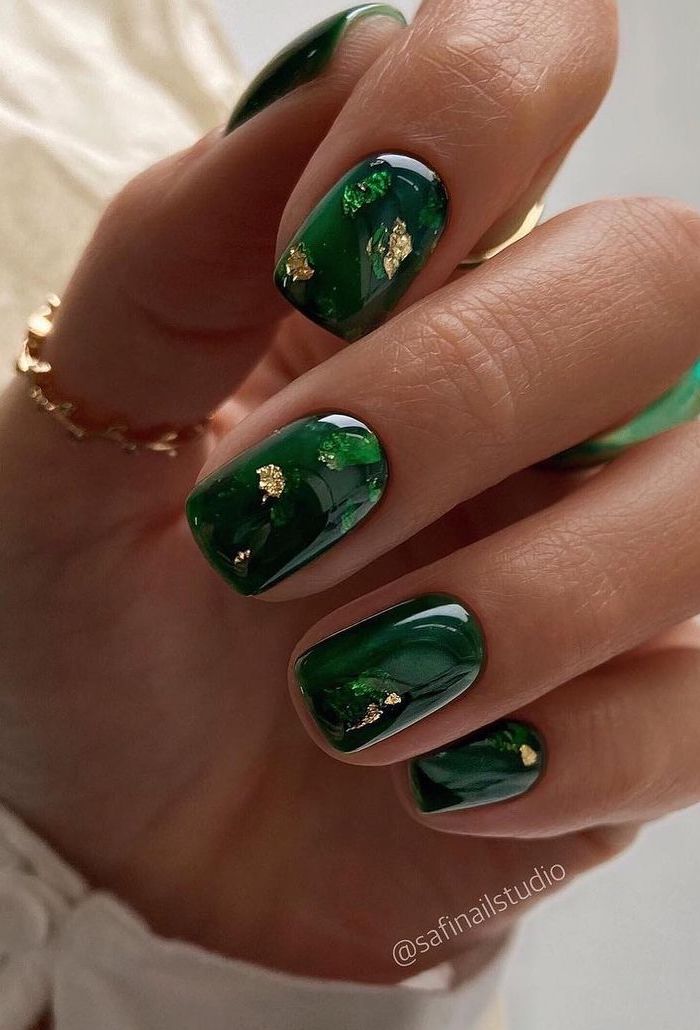 26 Stunning Emerald Green Nails For The Cold Season
