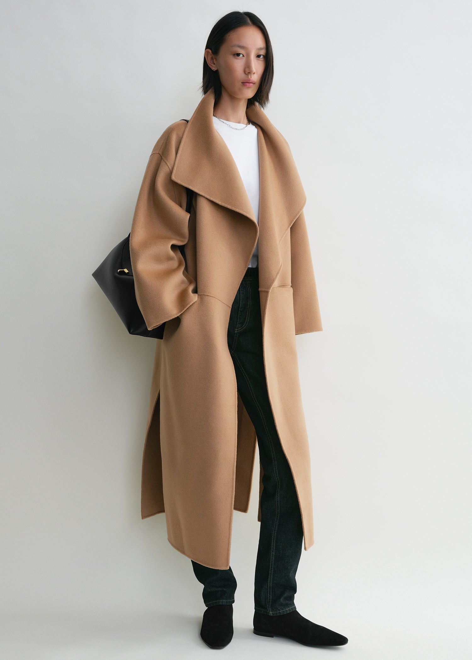 Casual Chic: Oversized Camel Coat with T-shirt and Jeans Casual Chic: Oversized Camel Coat with T-shirt and Jeans — Camel Coat Outfits
