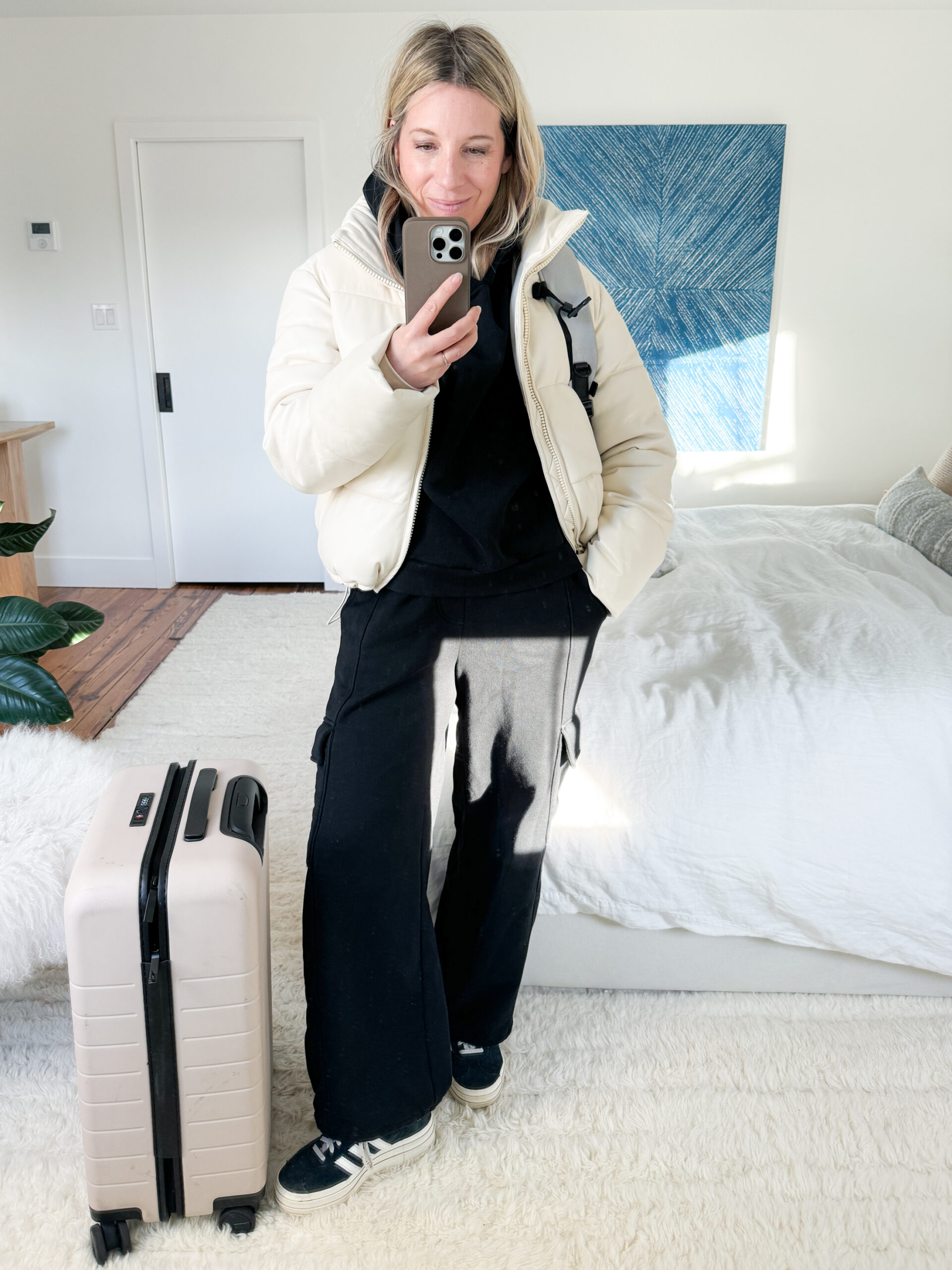 Cream Puffer Jacket and Hoodie for Comfortable Travel Cream Puffer Jacket and Hoodie for Comfortable Travel — Europe Winter Outfits