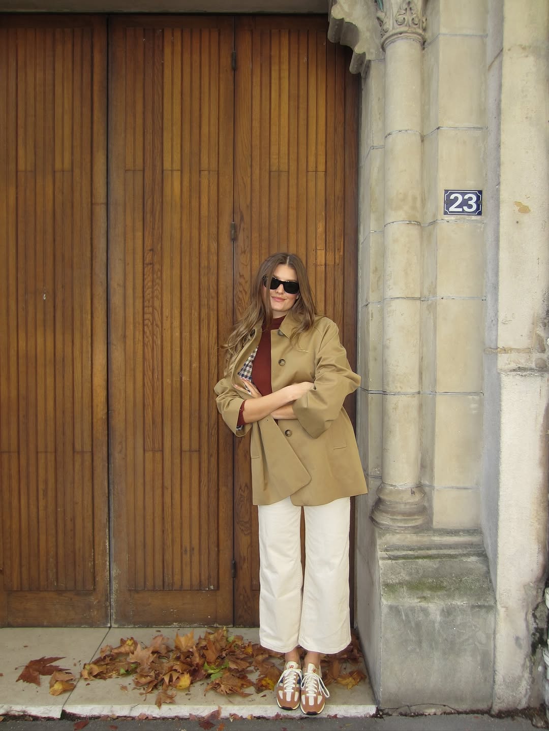 Oversized Blazer with Burgundy Turtleneck and White Sneakers Oversized Blazer with Burgundy Turtleneck and White Sneakers — Winter Outfits with Sneakers