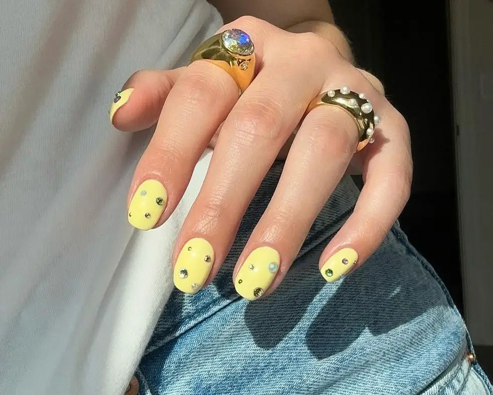 Short Oval Pale Yellow with Gems Short Oval Pale Yellow with Gems — Yellow Nail Designs