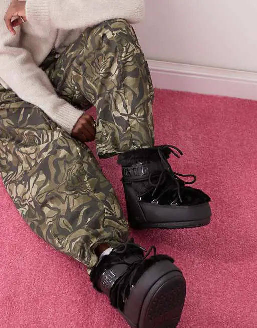Casual Cold Weather Style with Faux Fur Moon Boots and Camo Pants Casual Cold Weather Style with Faux Fur Moon Boots and Camo Pants — Moon Boots Outfits
