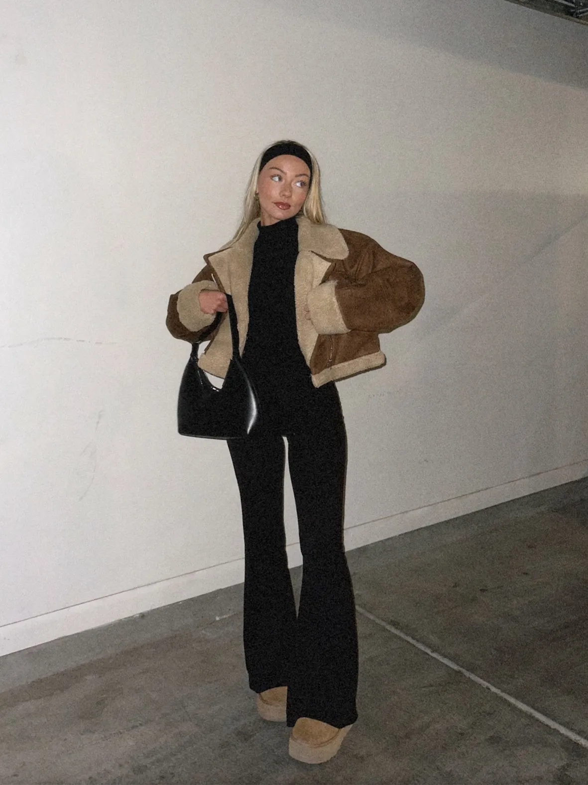 Brown and Beige Shearling Jacket with Flared Trousers for a Trendy Vibe Brown and Beige Shearling Jacket with Flared Trousers for a Trendy Vibe — Cold Weather Outfits
