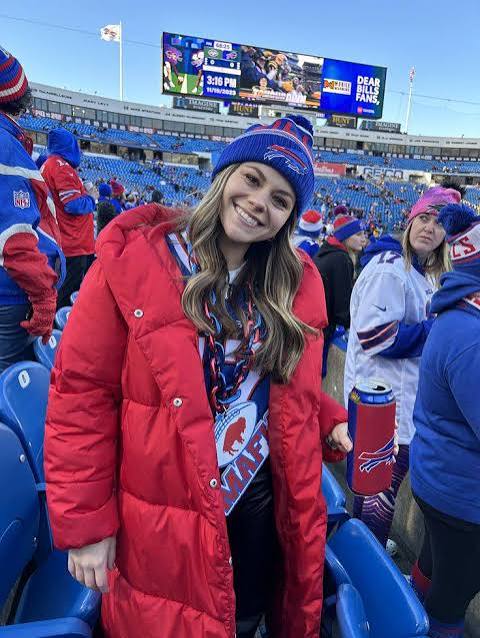 Vibrant Puffer Coat with Team Spirit Accessories Vibrant Puffer Coat with Team Spirit Accessories — Winter Football Game Outfits