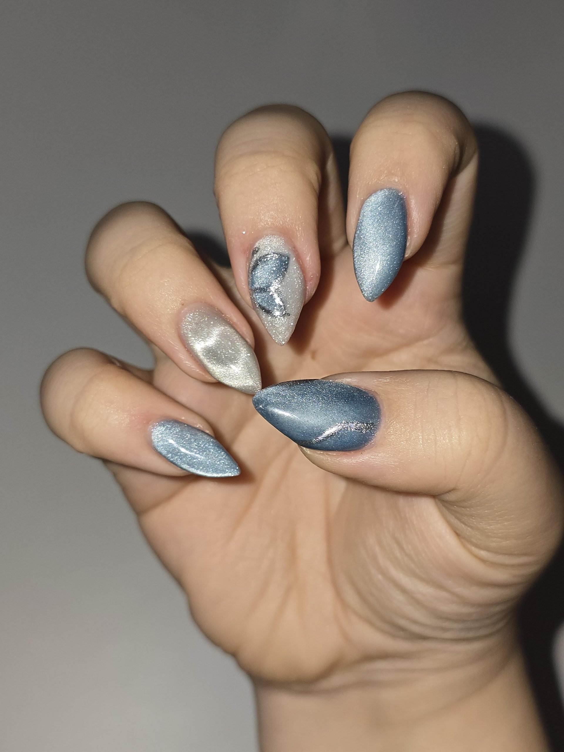 Blue-Silver Cat Eye with Foil Accent Nail Blue-Silver Cat Eye with Foil Accent Nail — Winter Cat Eye Nails