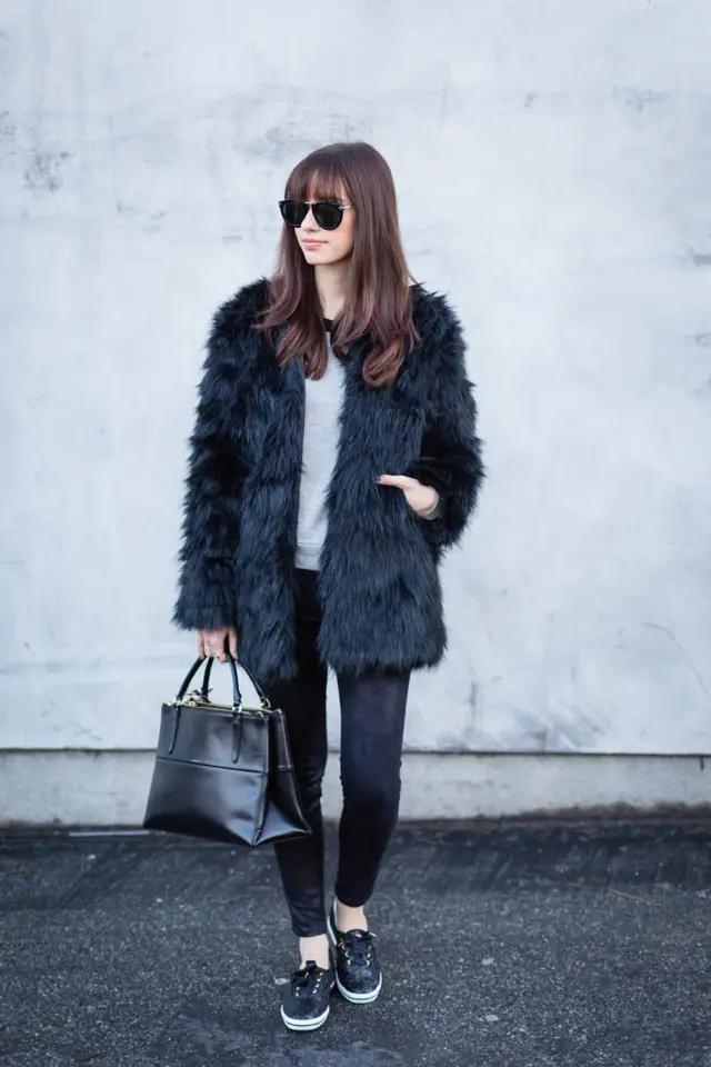 Voluminous Black Faux Fur Coat for Casual Comfort Voluminous Black Faux Fur Coat for Casual Comfort — Faux Fur Coat Outfits