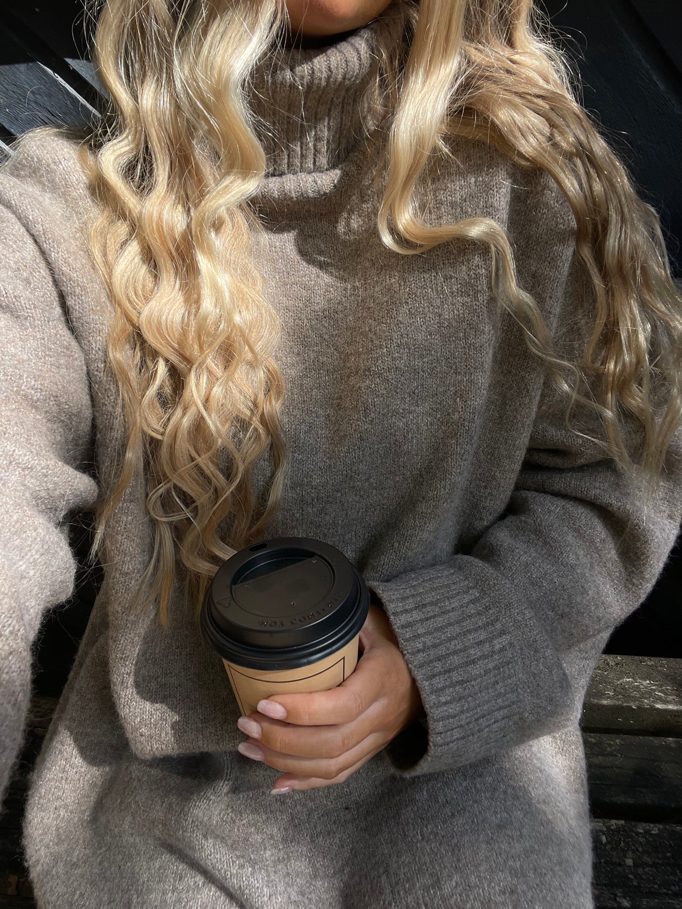 Oversized Chunky Knit Wool Sweater for Cozy Days — Scandinavian Winter Outfits