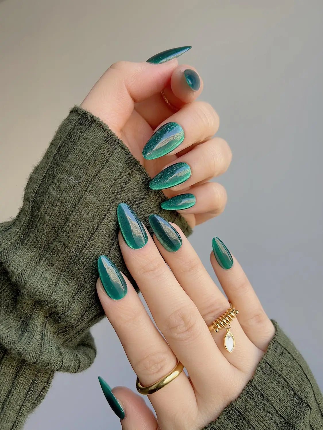 Medium Oval Emerald Cat-Eye Shimmer Medium Oval Emerald Cat-Eye Shimmer — Emerald Green Nails