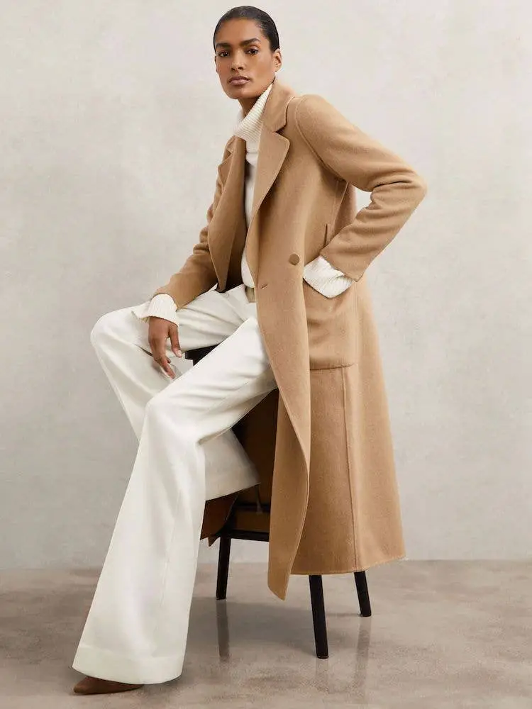 Chic Casual: Camel Coat with White Turtleneck and Trousers Chic Casual: Camel Coat with White Turtleneck and Trousers — Camel Coat Outfits