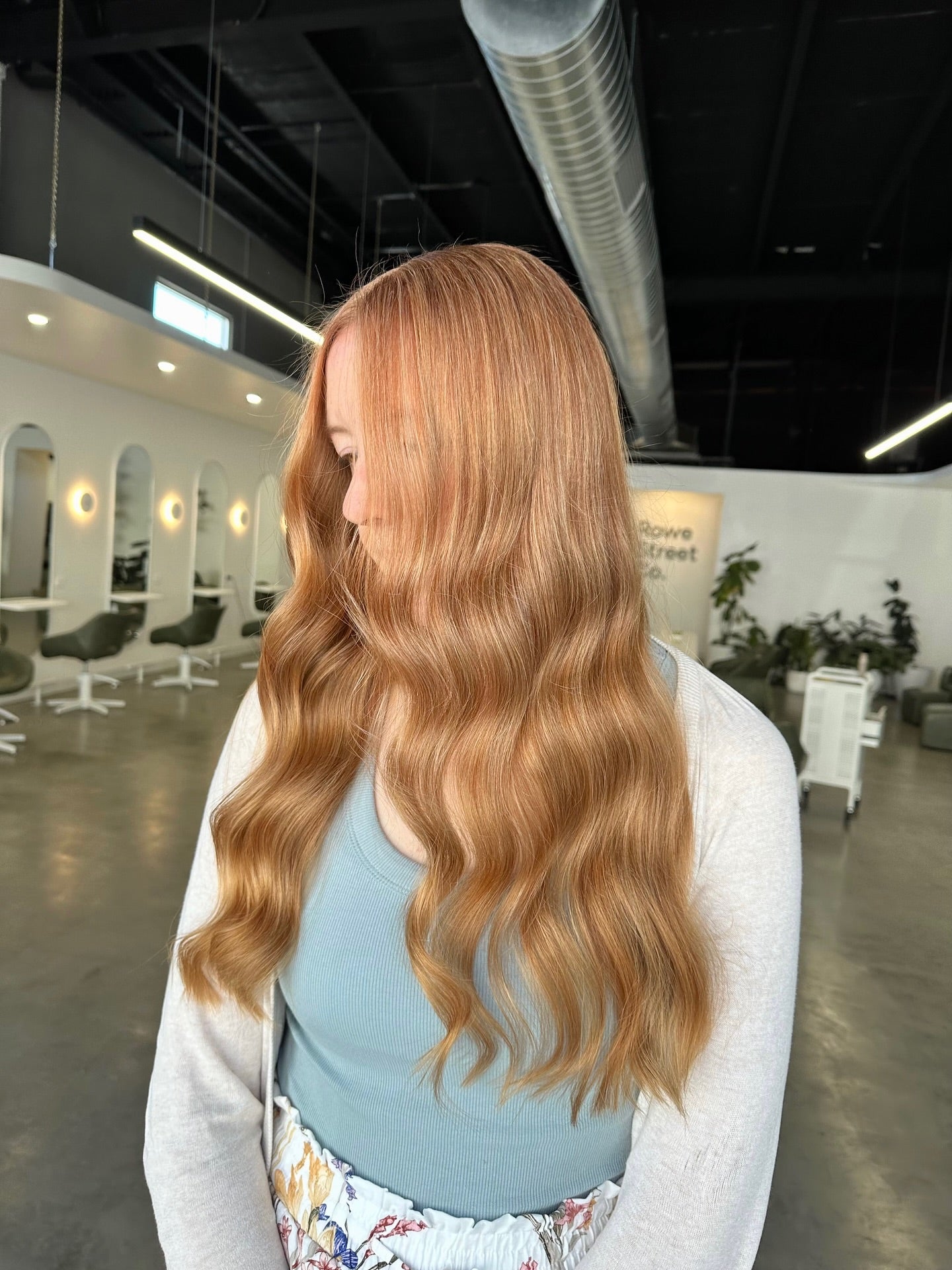 Casual Layering with Wavy Blonde Hair Casual Layering with Wavy Blonde Hair — Blonde Hair Colour