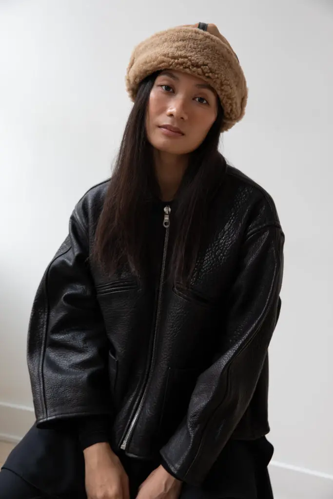 Air-Dried Dark Brown Collarbone Cut with Beanie Air-Dried Dark Brown Collarbone Cut with Beanie — Winter Hat Hairstyles