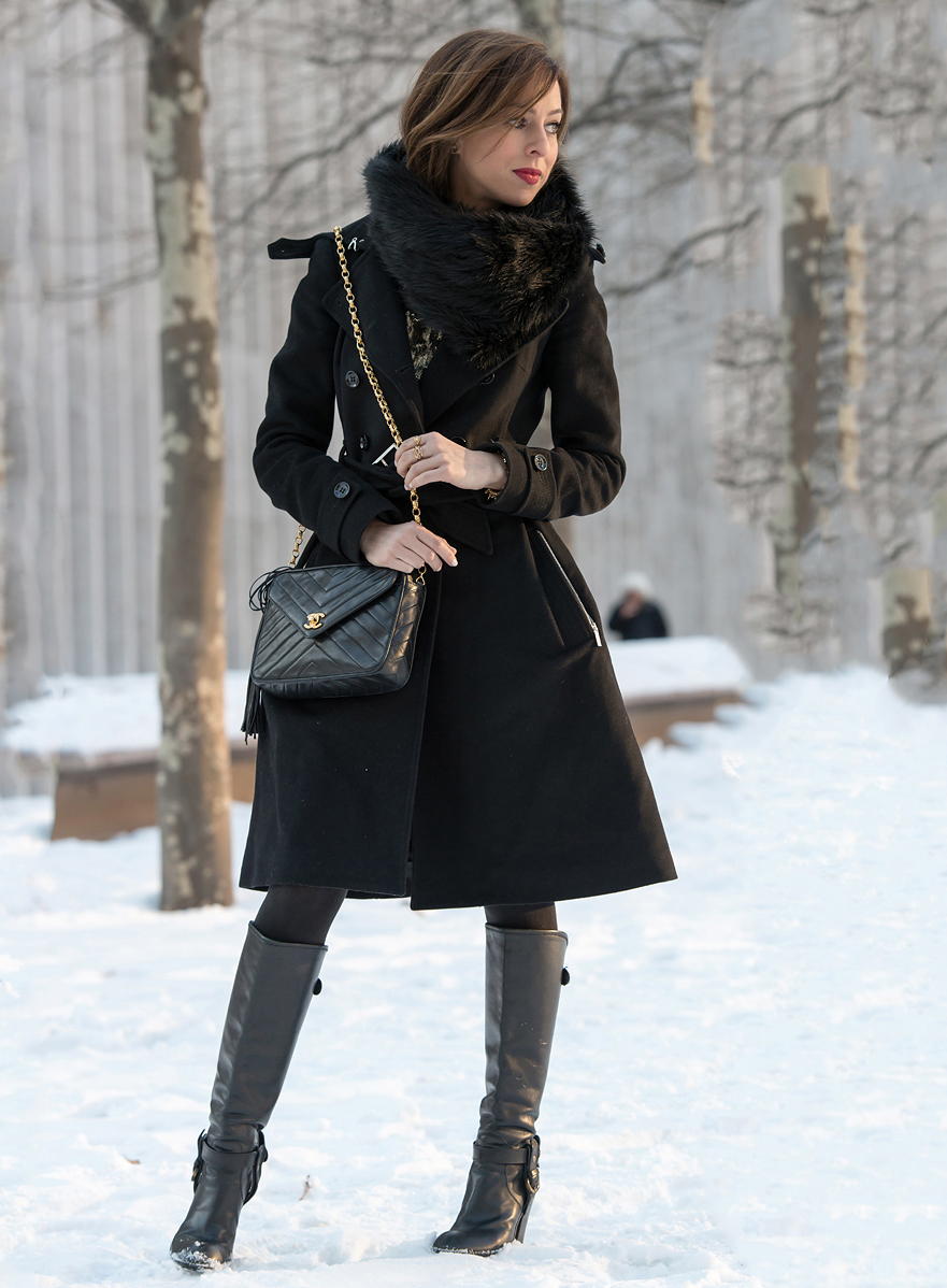Winter Elegance: Fitted Black Coat with Fur Collar Winter Elegance: Fitted Black Coat with Fur Collar — Black Coat Outfits
