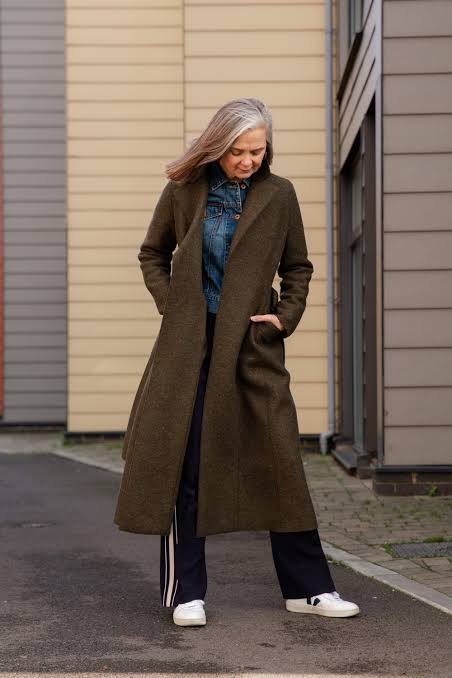 Long Olive Green Coat with Denim Shirt and White Sneakers Long Olive Green Coat with Denim Shirt and White Sneakers — Winter Outfits with Sneakers