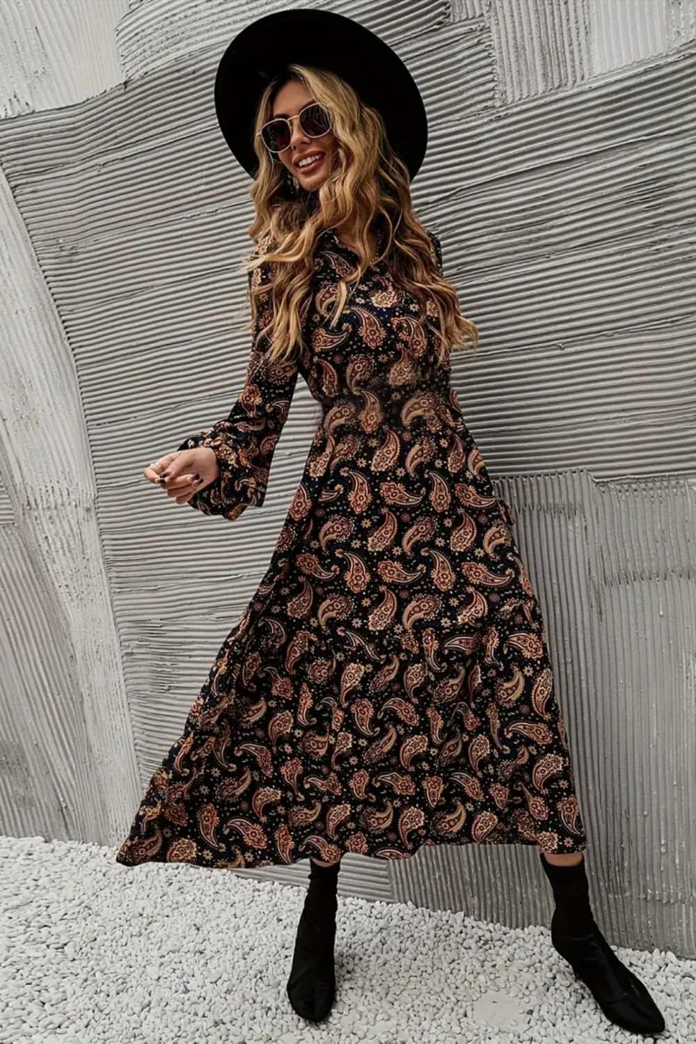 Paisley Print Dress with Bell Sleeves for a Bohemian Concert Look Paisley Print Dress with Bell Sleeves for a Bohemian Concert Look — Winter Concert Outfits