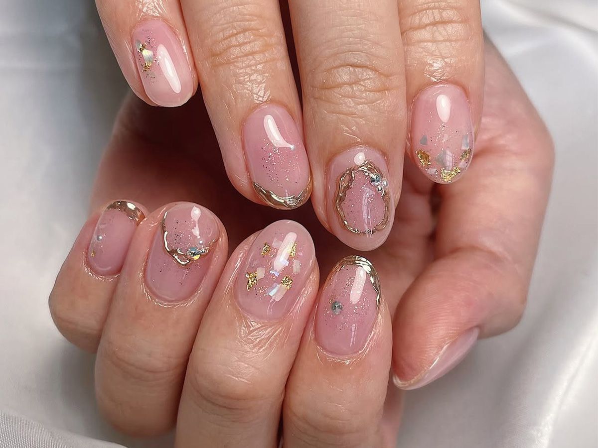 Sheer Pink Glitter and Gold Accents Sheer Pink Glitter and Gold Accents — Short Winter Gel Nails