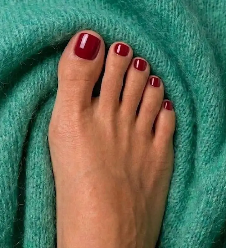 Deep Burgundy Cozy Toenails Deep Burgundy Cozy Toenails — Winter Toe Nails