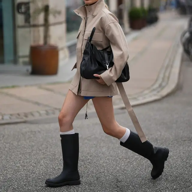 Casual Outing with Beige Utility Jacket and Black Slouchy Boots Casual Outing with Beige Utility Jacket and Black Slouchy Boots — Slouchy Boots Outfits