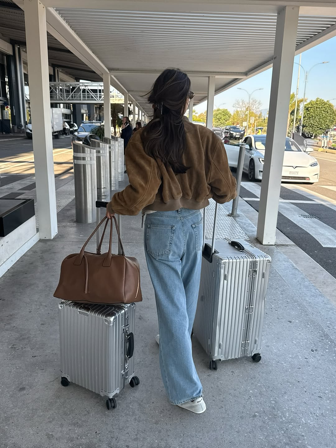 Cropped Suede Jacket with Wide-Leg Jeans and White Sneakers Cropped Suede Jacket with Wide-Leg Jeans and White Sneakers — Winter Airport Outfits