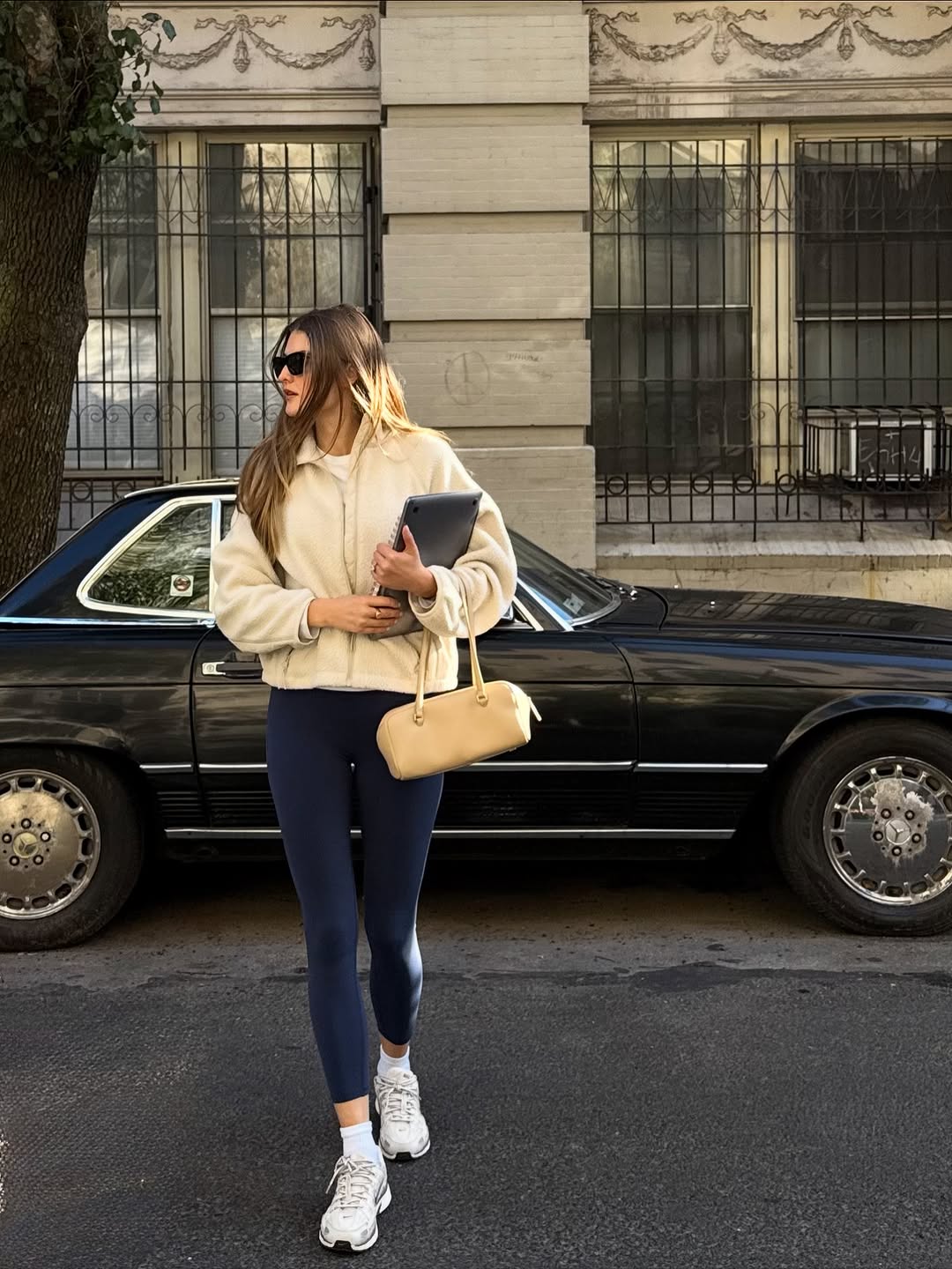 Comfortable Navy Leggings with a Fleece Jacket and White Sneakers Comfortable Navy Leggings with a Fleece Jacket and White Sneakers — Winter Outfits with Leggings